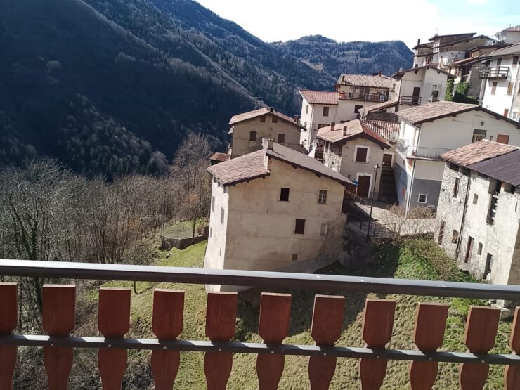 Ampio appartamento in un rustico su 3 livelli in vendita a Magasa sul Lago di Garda per uso commerciale, per attività commerciali o come spazio abitativo