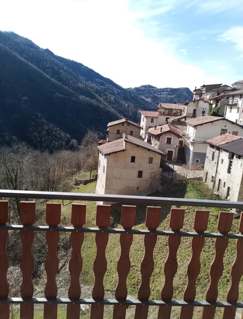 Ampio appartamento in un rustico su 3 livelli in vendita a Magasa sul Lago di Garda per uso commerciale, per attività commerciali o come spazio abitativo
