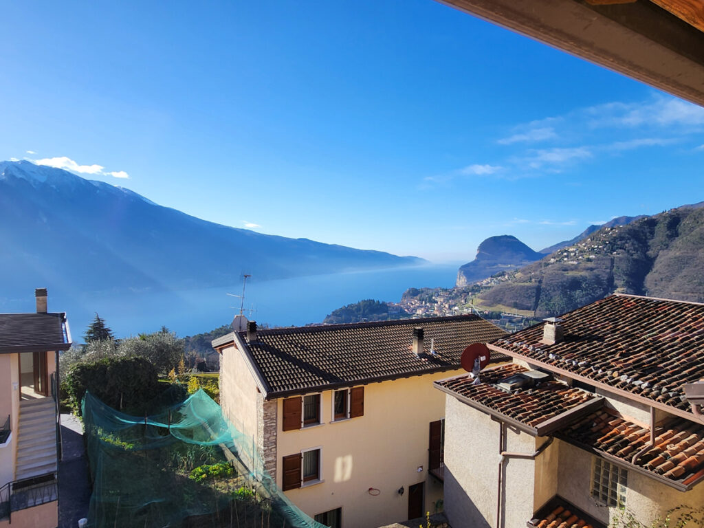 Rustico casale, ampiamente ristrutturato e ammodernato, con fantastica vista panoramica sul Lago di Garda e sul Monte Baldo in vendita a Voltino di Tremosine