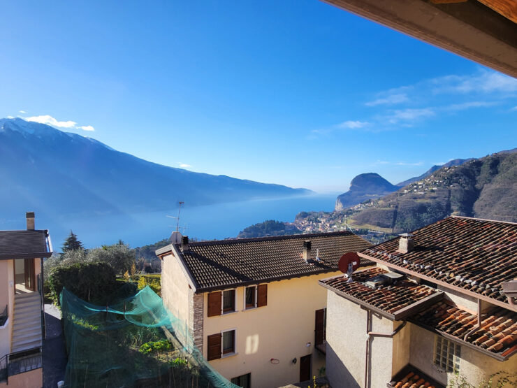 Rustico casale, ampiamente ristrutturato e ammodernato, con fantastica vista panoramica sul Lago di Garda e sul Monte Baldo in vendita a Voltino di Tremosine