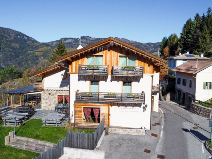 Accogliente e moderno edificio alberghiero con ristorante in vendita in una splendida posizione nella rinomata area turistica (sport invernali ed escursioni) di Valfloriana nella Val di Fiemme delle Dolomiti in Trentino
