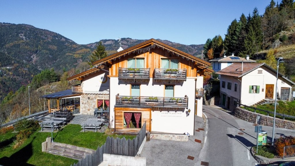 Accogliente e moderno edificio alberghiero con ristorante in vendita in una splendida posizione nella rinomata area turistica (sport invernali ed escursioni) di Valfloriana nella Val di Fiemme delle Dolomiti in Trentino