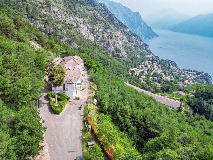 Interessante investimento immobiliare: magnifico edificio con 10 unità abitative su un ampio terreno e splendida vista sul Lago di Garda in una posizione esclusiva a Tremosine sul Garda, in vendita