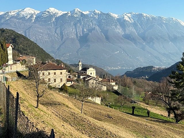 Spaziosa proprietà rustica da ristrutturare con giardino privato e posizione panoramica esclusiva in vendita a Vesio di Tremosine sul Lago di Garda