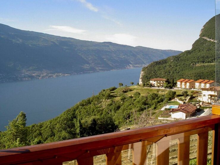 Bilocale ben curato e completamente arredato con balcone, piscina comunale riscaldata, parcheggio sotterraneo e splendida vista lago in vendita nel Residence Alto Garda a Pregasio vicino a Pieve sul Lago di Garda