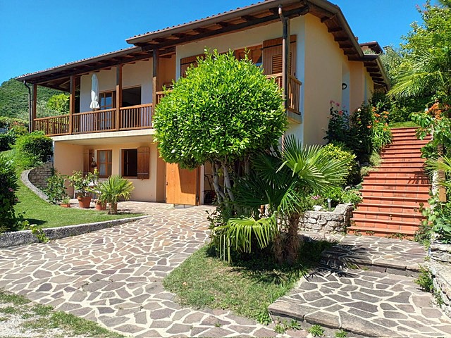 Bellissima casa indipendente ben tenuta con giardino e piccola piscina in vendita in una posizione fantastica a Mezzema, vicino a Pieve sul Lago di Garda